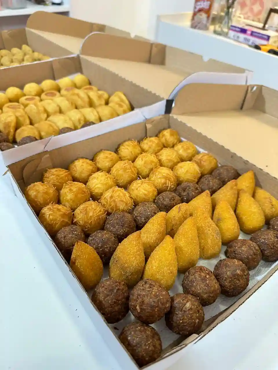 Salgados fritos dourados e crocantes